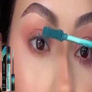 Nahaufnahme der blauen Glitzer-Mascara-Anwendung mit Produktverpackung im Detail
