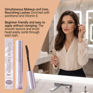 Mannequin appliquant du mascara brun devant un miroir, vue détaillée du produit