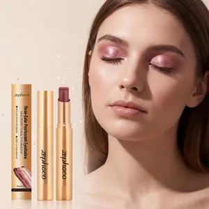 Zephoco schimmernder Lidschattenstift in Rosé-Perlmutt mit Make-up-Effekt am Modell