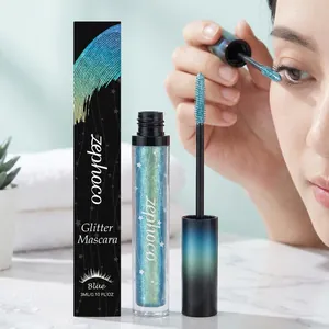 Nahaufnahme von glitzernder blauer Mascara für ein schimmerndes und funkelndes Augen-Make-up