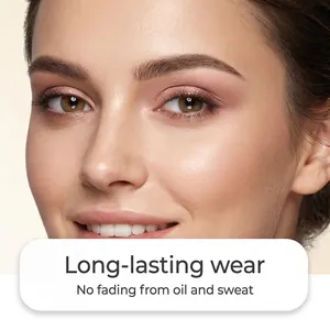Makroansicht von schimmerndem Augen-Makeup in Rosé für ein langanhaltendes Tragen