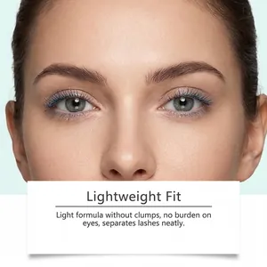 Professionelle Nahaufnahme des blauen Glitzer-Mascara-Effekts auf langen Wimpern