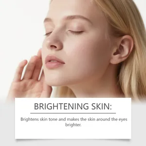 Primer plano de una modelo profesional mostrando el efecto iluminador de la mascarilla de ojos