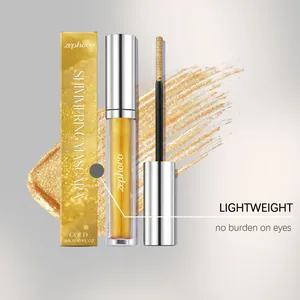 Detailopname van gouden glinsterende mascara met applicator en glitter swatch.