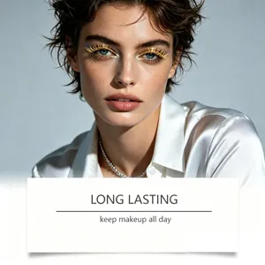Detailopname van langhoudende gouden glittermascara voor glanzende oogmake-up look