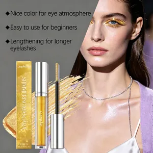 Close-up van glinsterende gouden mascara naast een professionele make-up model look