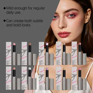 Nahaufnahme der schimmernden Jelly Lidschattenstifte und Model mit rosa Augen-Make-up.