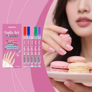Vista detallada de rotuladores Torvikx con modelo asiática mostrando manicura rosa