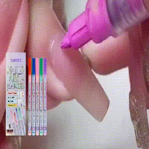Vista dettagliata del set di pennarelli nail art TORVIKX con scatola e applicazione