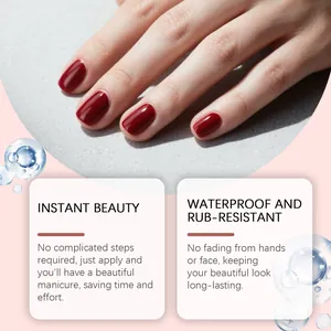Gedetailleerde weergave van waterdichte glanzende rode 3D-nagelstickers voor manicure.