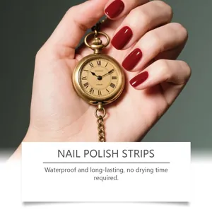 Detailweergave van glanzende dieprode waterdichte nagellakstrips op nagels.