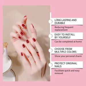 Close-up van elegante rode cat-eye nagelstickers met duurzame en gemakkelijke kenmerken