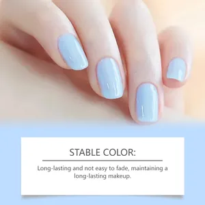 Close-up van lichtblauwe nagellak met glanzende afwerking en lange houdbaarheid