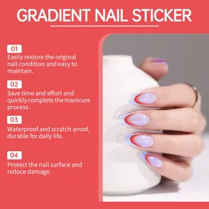 Detail van sprankelende glitter gradiënt nagelstickers met rode French tips en glans