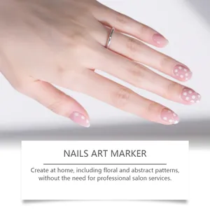 Vista detallada del arte de uñas de lunares rosas hecho con el rotulador de uñas DIY