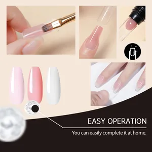 Detailansicht der Gel-Nagelverlängerung für eine einfache DIY-Maniküre zu Hause.