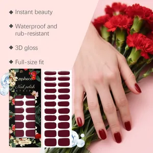 Gedetailleerd overzicht van rode 3D glans nagellak strips met bloemendecoratie