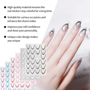 Close-up van Franse gradiënt nagelstickers aangebracht op een manicure hand met de vellen