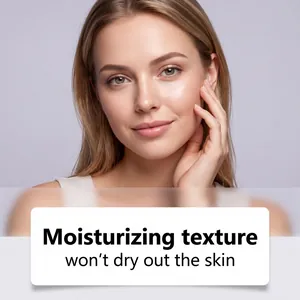 Primer plano de la piel que muestra la texture hidratante de la sombra de ojos cremosa.