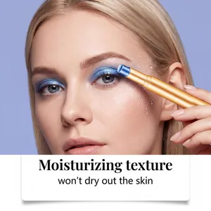 Nahaufnahme eines blauen Lidschattenstifts für ein geschmeidiges, feuchtigkeitsspendendes Finish