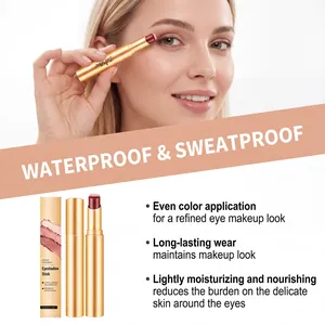 Modell trägt schimmernden rosa Lidschattenstift auf für einen wasserfesten Augen-Look