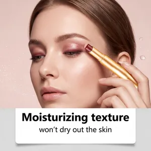Nahaufnahme eines Models, das einen rosafarbenen Lidschattenstift für einen Look aufträgt.
