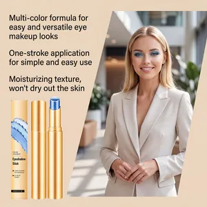 Detailansicht eines blauen Lidschattenstifts und eines Models mit eisblauem Make-up