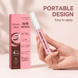 Wimpernserum-Tube und Verpackungsbox in der Hand in einem zarten rosa Studio