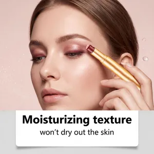 Nahaufnahme eines schimmernden rosafarbenen Lidschattenstifts für ein glattes, hydratisiertes Finish