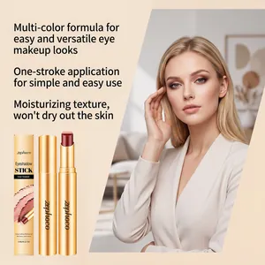 Detailansicht des zephoco Lidschattenstifts mit Model für den rosaroten Bohnen-Makeup-Look.