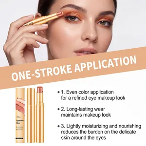 Nahaufnahme eines Modells, das einen pfirsichfarbenen Lidschattenstift für einen Look aufträgt