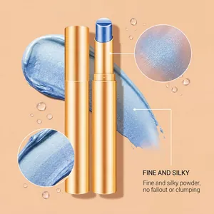 Detailansicht des blauen Lidschattenstifts mit seidiger Textur und goldener Tube