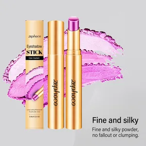 Detalle de la sombra de ojos en barra con degradado rosa púrpura y textura sedosa