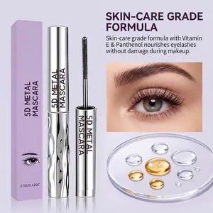 Λεπτομέρεια του βουρτσακιού 5D Metal Mascara και της φόρμουλας με βιταμίνη Ε