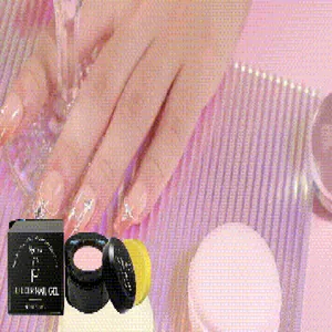 Detalle del tarro y la caja de gel constructor de uñas Nymixa con mano manicurada