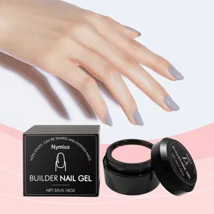 Kit de gel constructor Nymixa con mano manicurada y extensiones de uñas color gris