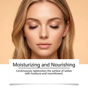 Nahaufnahme langer Wimpern eines Models mit feuchtigkeitsspendendem und nährendem Effekt