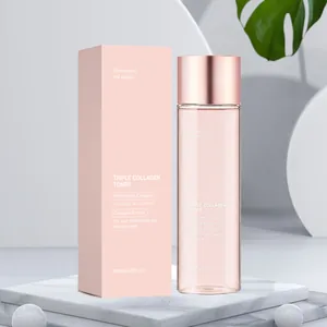 Vue détaillée du toner Triple Collagen avec emballage rose sur podium en marbre