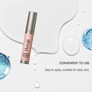 Nahaufnahme von Hoygi Wimpernserum auf frischem Hintergrund mit Wassertropfen