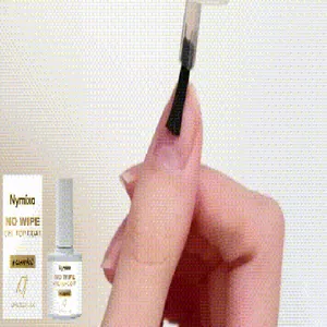 Λεπτομερής λήψη της εφαρμογής του Nymixa No Wipe Gel Top Coat πάνω σε ένα φυσικό νύχι
