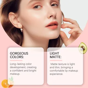 Detalle de la aplicación de brillo de labios mate en modelo con acabado de color vibrante