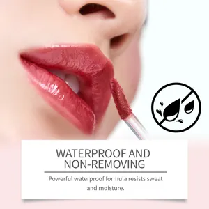 Nahaufnahme eines langanhaltenden wasserfesten Peel-off-Lippenliners beim Auftragen.