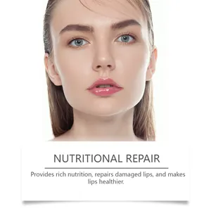Primo piano di labbra sane e colorate dopo l'applicazione del balsamo nutriente