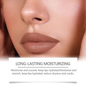 Dichtbij van matte nude peel-off lipgloss op gehydrateerde lippen met producttekst