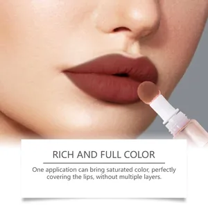 Détail macro montrant l'application d'un rouge à lèvres liquide mat velours marron riche