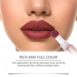 Primer plano de la aplicación de un labial líquido mate muy saturado en los labios