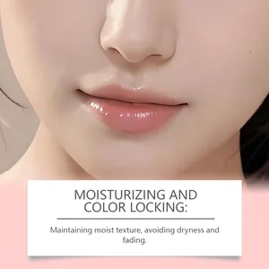 Primer plano de brillo de labios hidratante con un acabado rosa natural y brillante