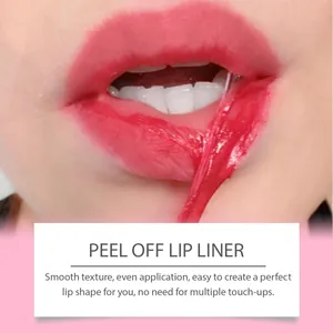 Macro-detail van de rode peel-off lipliner die het effect toont voor een lange duur