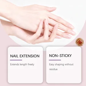Detalle del gel de extensión de uñas no pegajoso que muestra longitud natural y textura