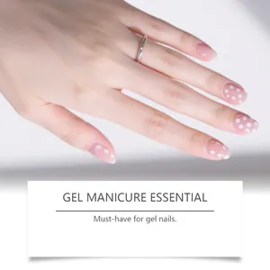 Primer plano de elegantes uñas de gel con un diseño creativo de lunares blancos
